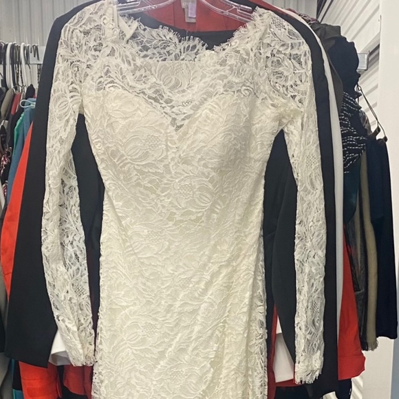 Wedding dress - Picture 2 of 5